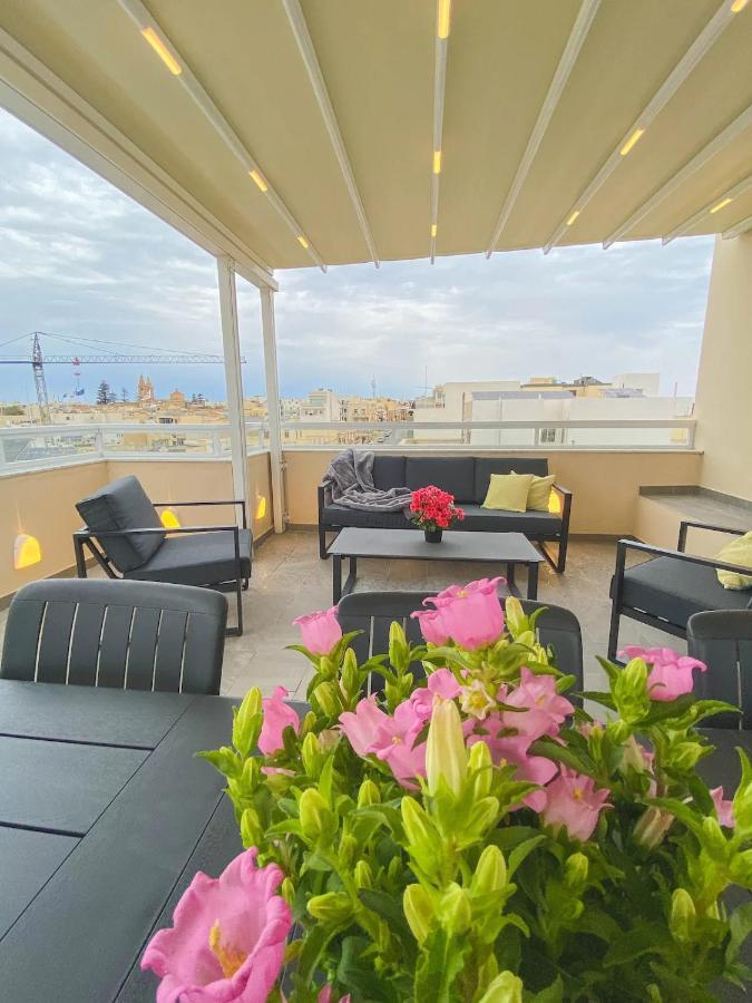 The Blue Mill Penthouse With Beautiful Views Apartment Naxxar Bagian luar foto